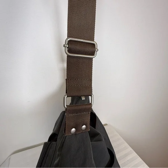 Baggallini ‘Everywhere’ Bag Charcoal Gray Bright Pink Lining Adjustable Strap - Picture 16 of 16